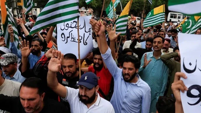6a27fba56a9b4-clashes-broke-out-after-tensions-flared-over-the-death-of-a-trader--who-was-allegedly-shot-during-a-094015934-16x9