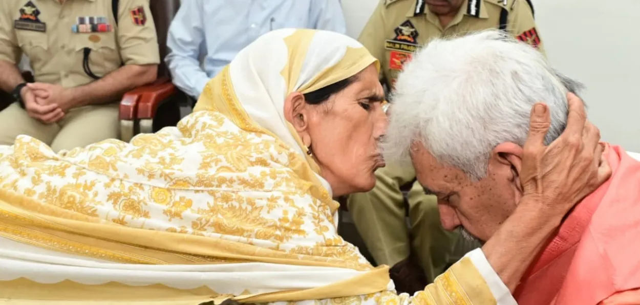 A_woman_kissing_Sinha